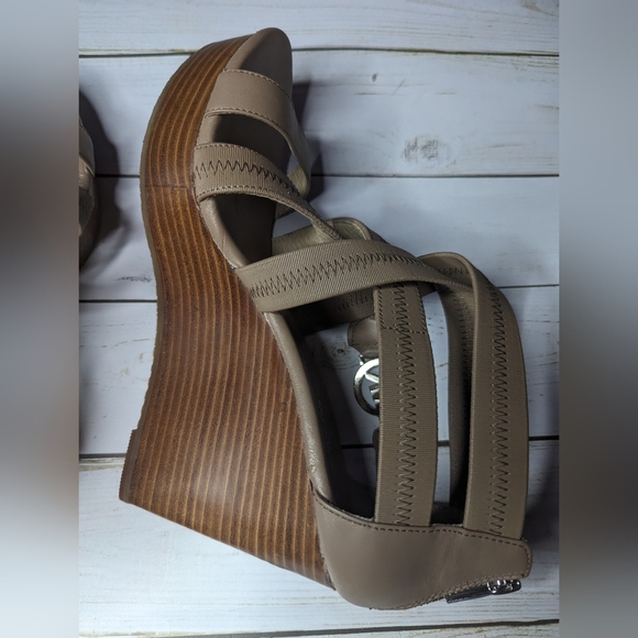 Micheal Kors Robertson Wedge - Picture 4 of 10